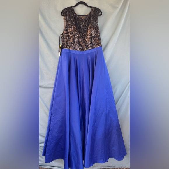 Juliet Dresses & Skirts - NWT Long Sequin Bodice A-line Dress by Juliet XXL